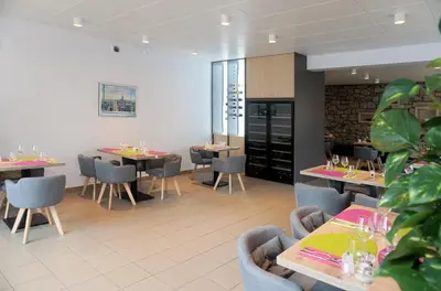 Restaurant ou autre lieu de restauration dans l'établissement Logis Hôtel Le Confluent