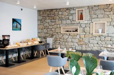 Restaurant ou autre lieu de restauration dans l'établissement Logis Hôtel Le Confluent