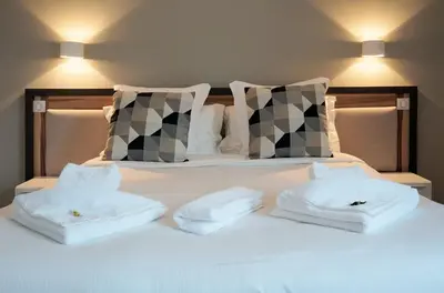 Un ou plusieurs lits dans un hébergement de l'établissement Logis Hôtel Le Confluent