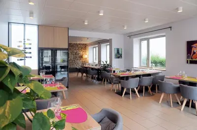 Restaurant ou autre lieu de restauration dans l'établissement Logis Hôtel Le Confluent