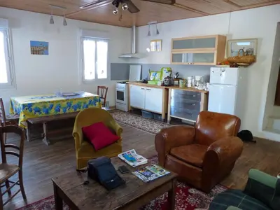 Cuisine ou kitchenette dans l'établissement Maison du pays de Salers dans le parc des volcans d'Auvergne