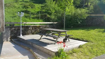 Jardin de l'établissement Maison du pays de Salers dans le parc des volcans d'Auvergne