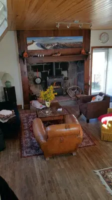 Coin salon dans l'établissement Maison du pays de Salers dans le parc des volcans d'Auvergne
