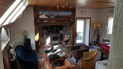 Coin salon dans l'établissement Maison du pays de Salers dans le parc des volcans d'Auvergne