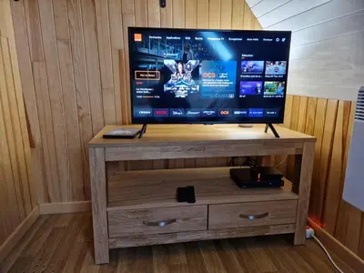 Télévision ou salle de divertissement dans l'établissement Maison du pays de Salers dans le parc des volcans d'Auvergne