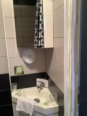 Salle de bains dans l'établissement Logis Hôtel Restaurant La Borie