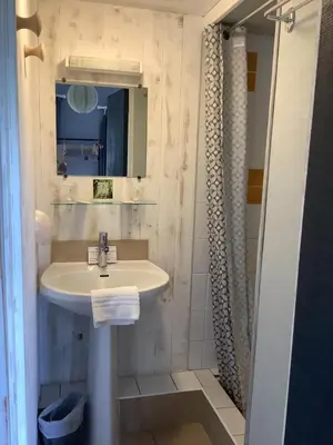 Salle de bains dans l'établissement Logis Hôtel Restaurant La Borie