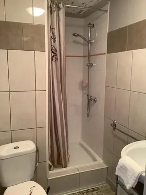 Salle de bains dans l'établissement Logis Hôtel Restaurant La Borie