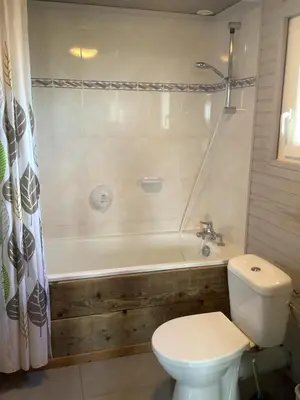 Salle de bains dans l'établissement Logis Hôtel Restaurant La Borie