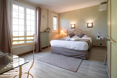 Un ou plusieurs lits dans un hébergement de l'établissement Logis Hôtels - Hôtel Restaurant Domaine Les Falaises