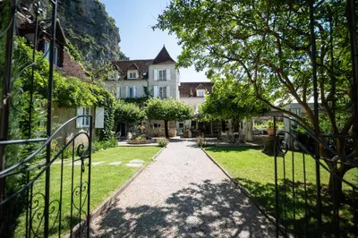 Jardin de l'établissement Logis Hôtels - Hôtel Restaurant Domaine Les Falaises