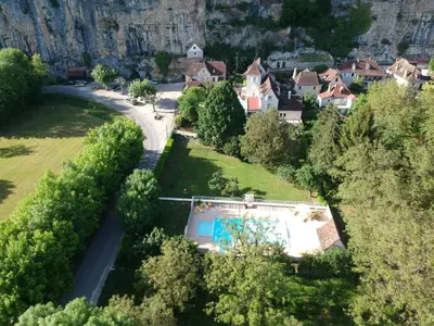 Piscine de l'établissement Logis Hôtels - Hôtel Restaurant Domaine Les Falaises ou située à proximité