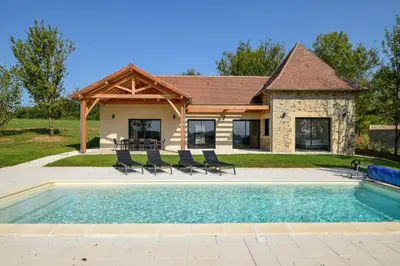 Piscine de l'établissement Domaine d'Essendiéras ou située à proximité