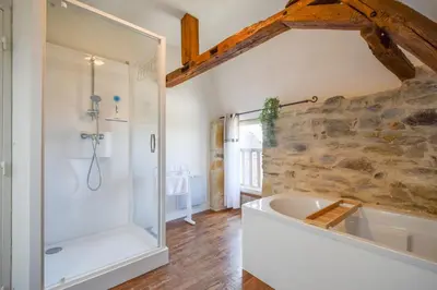 Salle de bains dans l'établissement Domaine d'Essendiéras