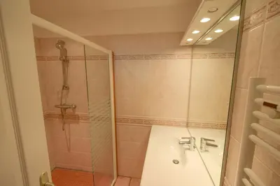 Salle de bains dans l'établissement Domaine d'Essendiéras