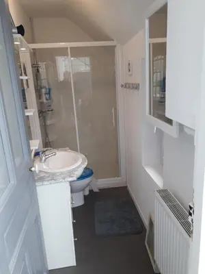 Salle de bains dans l'établissement maison cosy proche de la station de ski du lioran 4 personnes