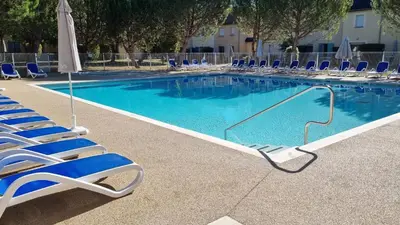 Piscine de l'établissement Le Hameau du Moulin ou située à proximité