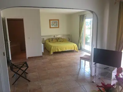 Un ou plusieurs lits dans un hébergement de l'établissement Chambres d'Hôtes La Coloniale