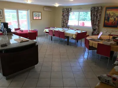 Restaurant ou autre lieu de restauration dans l'établissement Chambres d'Hôtes La Coloniale