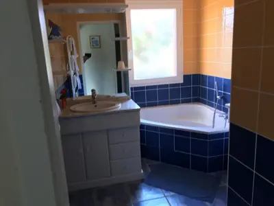 Salle de bains dans l'établissement Chambres d'Hôtes La Coloniale