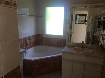 Salle de bains dans l'établissement Chambres d'Hôtes La Coloniale