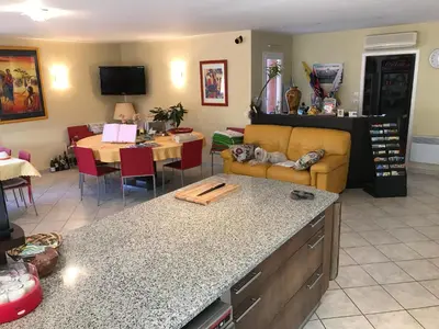 Coin salon dans l'établissement Chambres d'Hôtes La Coloniale