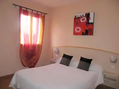 Un ou plusieurs lits dans un hébergement de l'établissement Hôtel Le Colombier