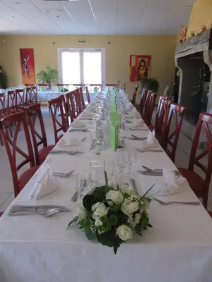 Restaurant ou autre lieu de restauration dans l'établissement Hôtel Le Colombier