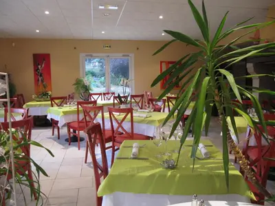 Restaurant ou autre lieu de restauration dans l'établissement Hôtel Le Colombier