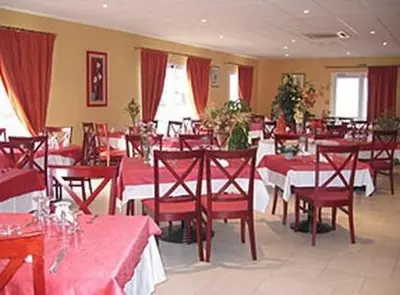 Restaurant ou autre lieu de restauration dans l'établissement Hôtel Le Colombier