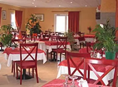 Restaurant ou autre lieu de restauration dans l'établissement Hôtel Le Colombier