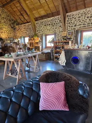 Coin salon dans l'établissement Les Volca'lodges de Tournebise