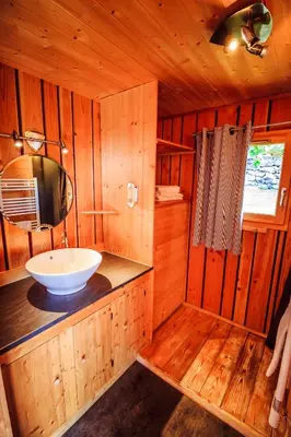 Cuisine ou kitchenette dans l'établissement Les Volca'lodges de Tournebise