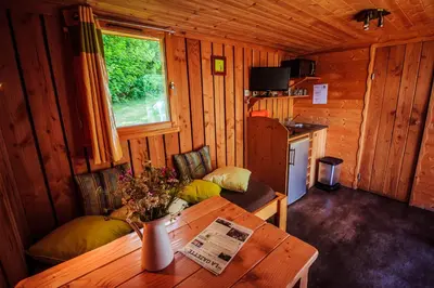 Cuisine ou kitchenette dans l'établissement Les Volca'lodges de Tournebise