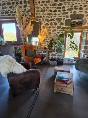 Coin salon dans l'établissement Les Volca'lodges de Tournebise