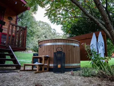 Jardin de l'établissement Le Roulottes du Petit Gouffre de Padirac avec Spa