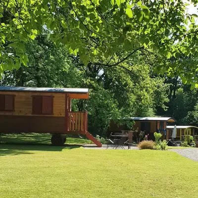 Jardin de l'établissement Le Roulottes du Petit Gouffre de Padirac avec Spa