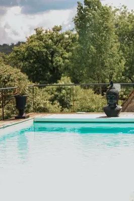 Piscine de l'établissement Le Roulottes du Petit Gouffre de Padirac avec Spa ou située à proximité