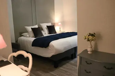 Un ou plusieurs lits dans un hébergement de l'établissement Logis Hôtel Restaurant La Brasserie