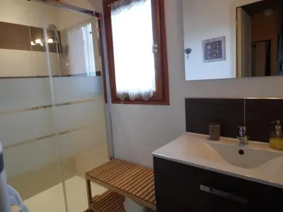 Salle de bains dans l'établissement Chalet des Clarines