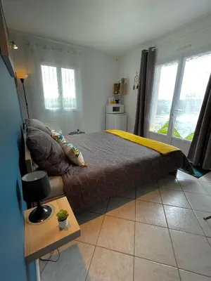 Coin salon dans l'établissement Chambre calme avec piscine - L'Echappée Belle