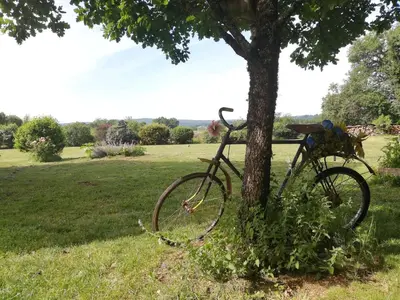 Vélo sur le terrain de l'établissement Chambre calme avec piscine - L'Echappée Belle ou dans les environs
