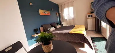 Coin salon dans l'établissement Chambre calme avec piscine - L'Echappée Belle