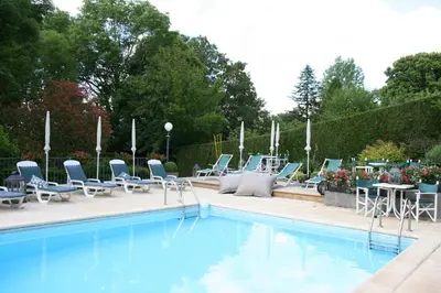 Piscine de l'établissement Logis Hôtel Auberge de L'Etang ou située à proximité