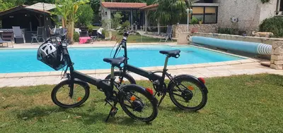 Vélo sur le terrain de l'établissement Domaine Des Catalpas ou dans les environs