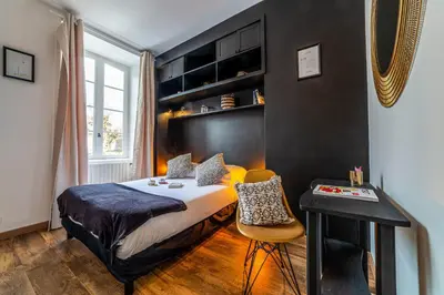 Un ou plusieurs lits dans un hébergement de l'établissement Le Studio Reynal - 1 Chambre