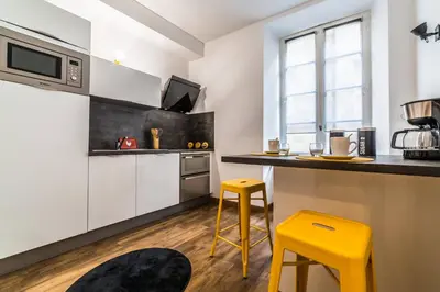 Cuisine ou kitchenette dans l'établissement Le Studio Reynal - 1 Chambre