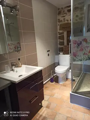 Salle de bains dans l'établissement Les Granges De Cassard