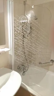 Salle de bains dans l'établissement Hôtel de France