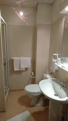 Salle de bains dans l'établissement Hôtel de France